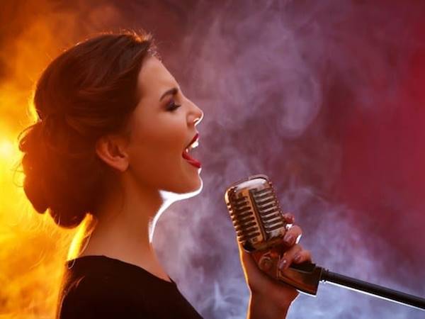 Tìm hiểu ý nghĩa điềm báo từ giấc mơ thấy ca hát